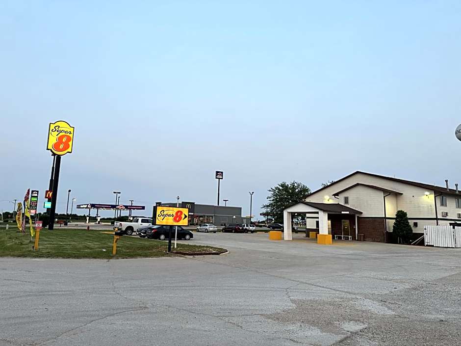 Super 8 by Wyndham Mendota I-39