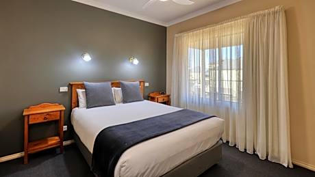 Two-Bedroom Apartment with a King Bed and a Queen Bed