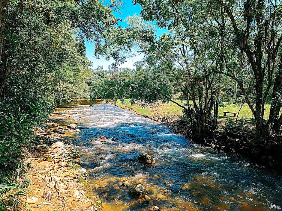 Suíte com cachoeira no quintal