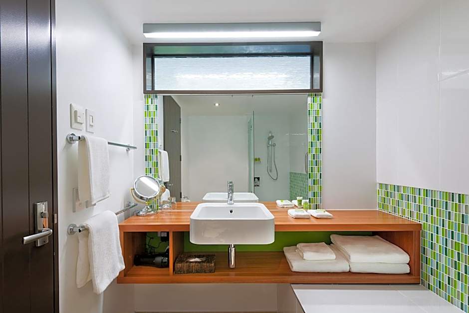 Te Waonui Forest Retreat