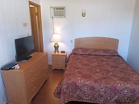 Queen Room with Kitchen