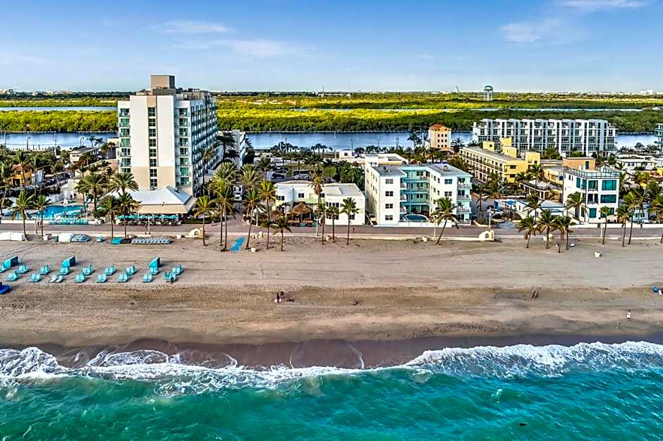Walkabout 5 Retro Hotel on the beach with live music and a bar