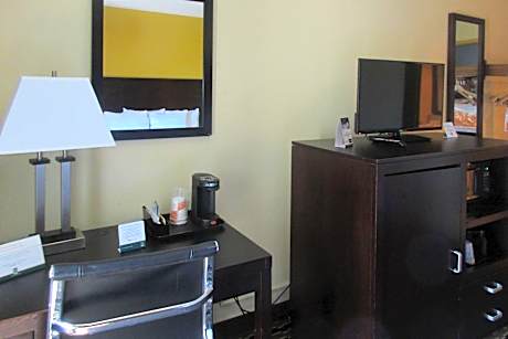 King Suite - Non-Smoking