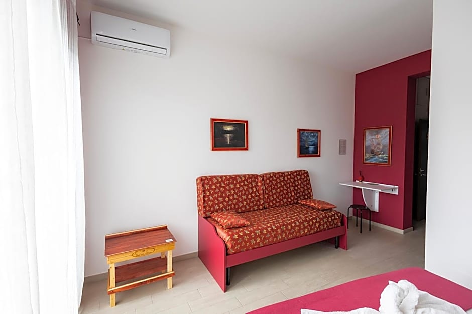 PalerMonAmour Art Gallery Suite