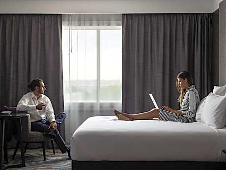 Deluxe King Room with City View