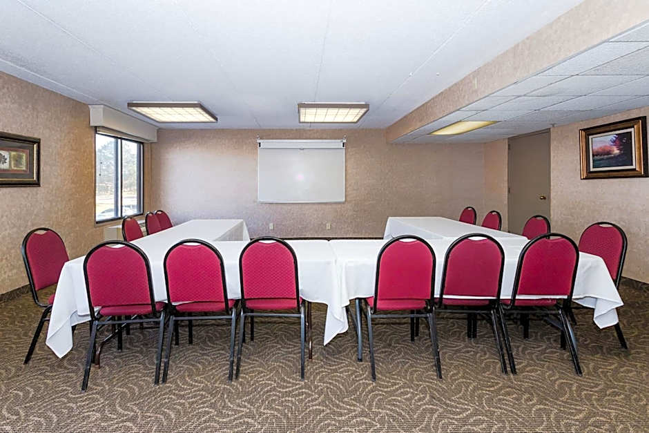 Ramada Hotel & Conference Center by Wyndham Plymouth