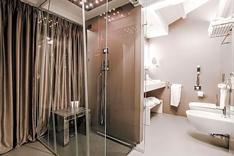 Deluxe King Room with King Bed - Non-Smoking