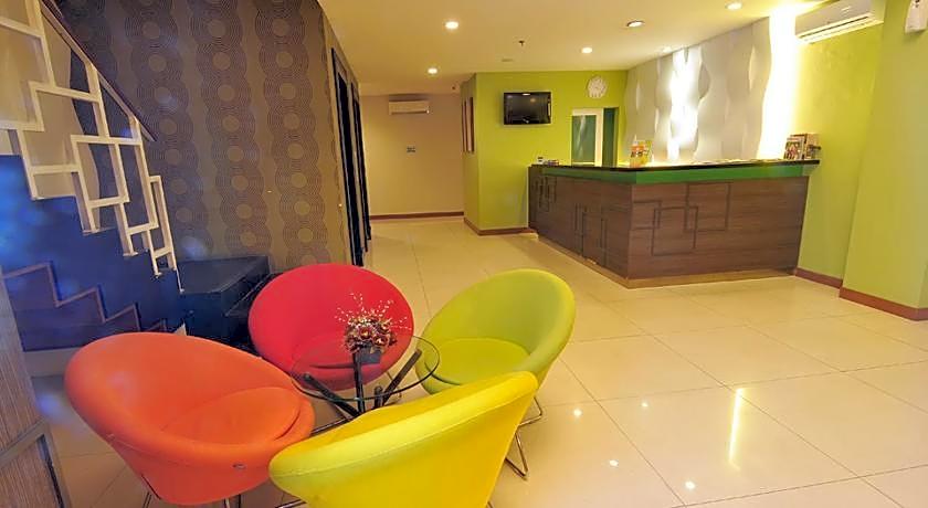 Pose In Hotel Solo