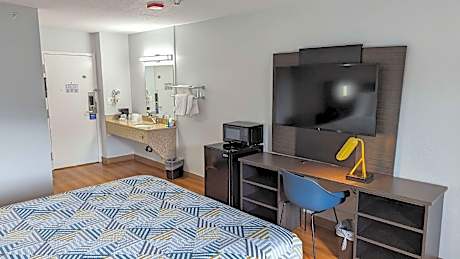 1 Queen Bed | ADA/Tub/Micfridge