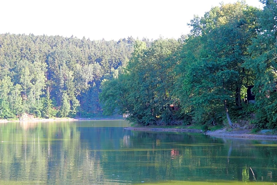 Domki nad jeziorem w Karłowicach