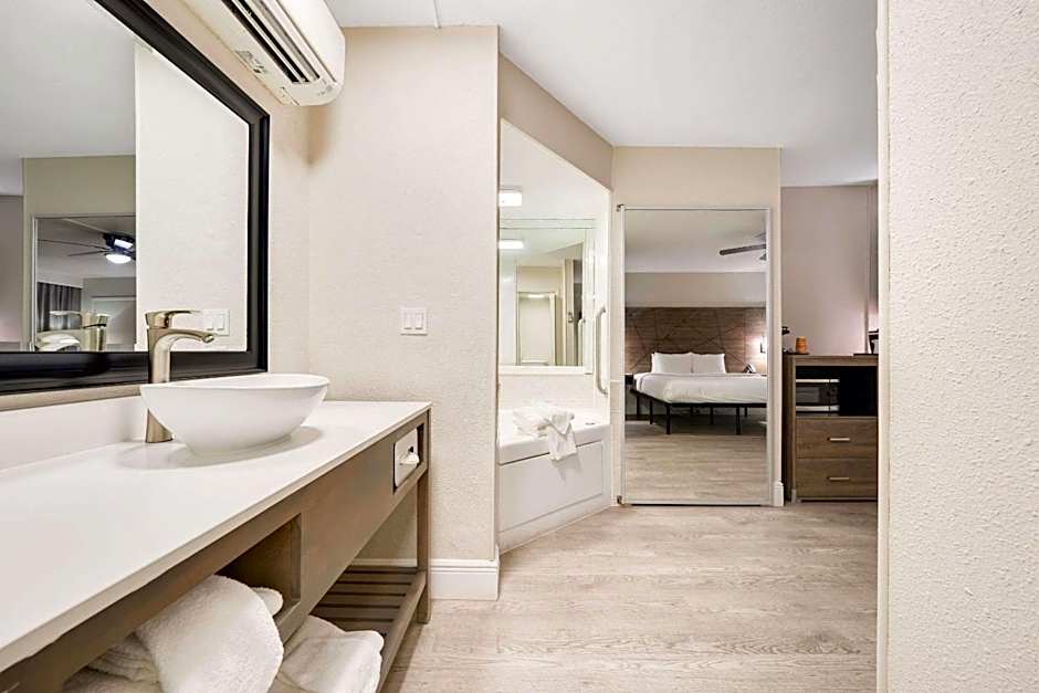 Quality Inn & Suites Airport/Cruise Port Hollywood