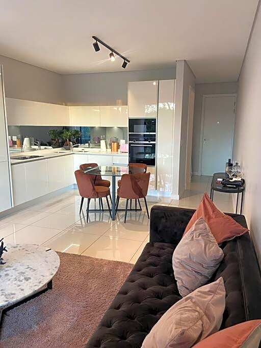 Trendy 2-bed 2-bath Apartment