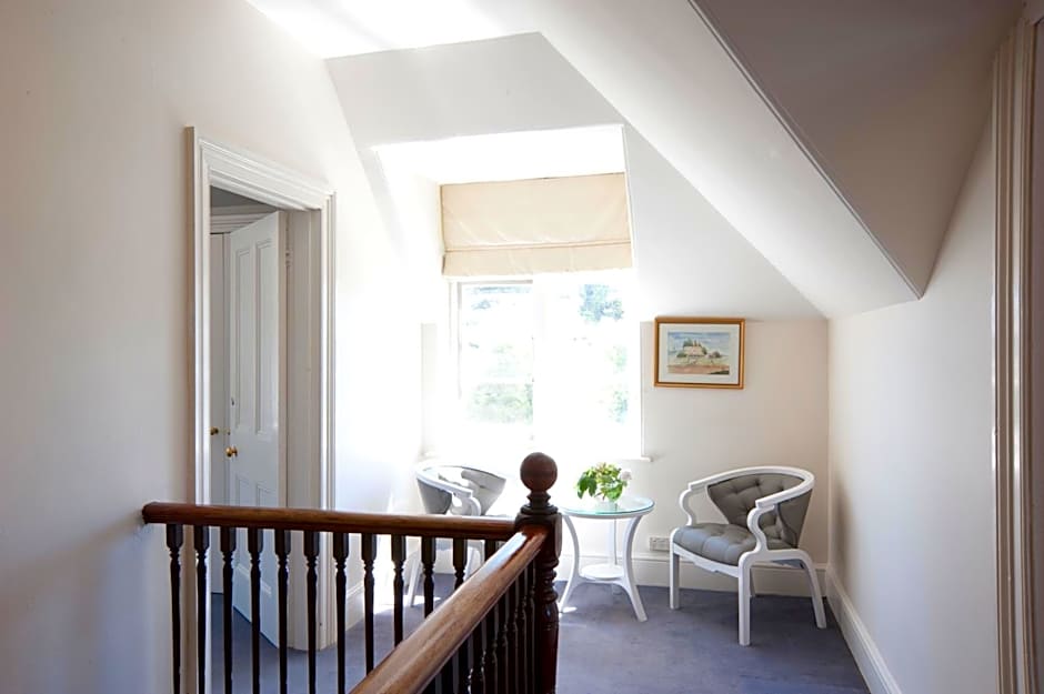 Lowena Cafe and Accommodation