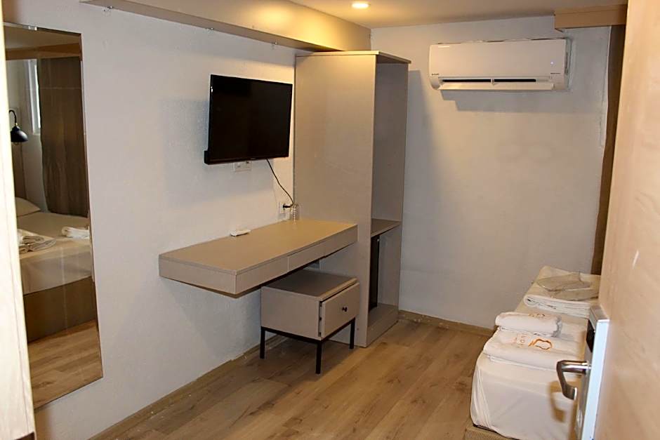 The Lola Hotel