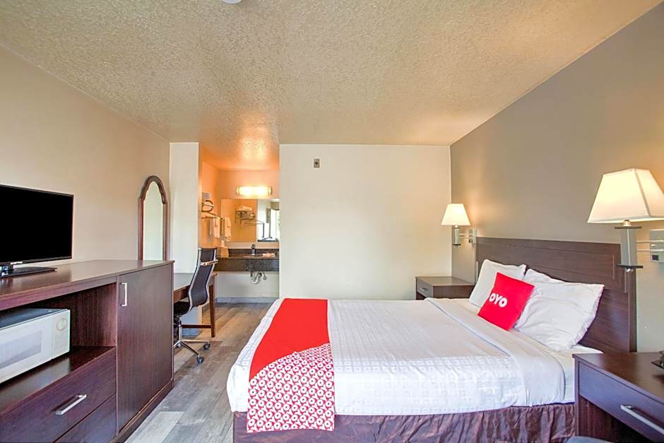 OYO Woodland Hotel and Suites