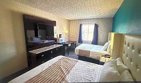 Quadruple Room with Two Queen Beds - Non Smoking/Pet Friendly