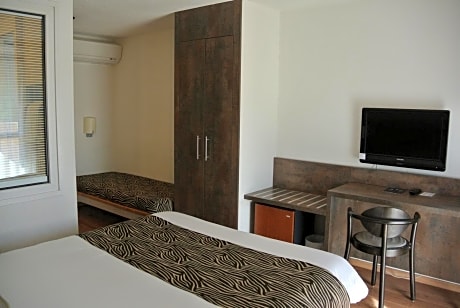Connecting Room (2 Adults + 2 Children)