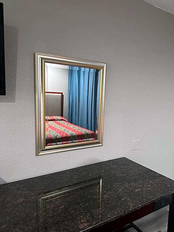 ROYAL MOTEL TRACY