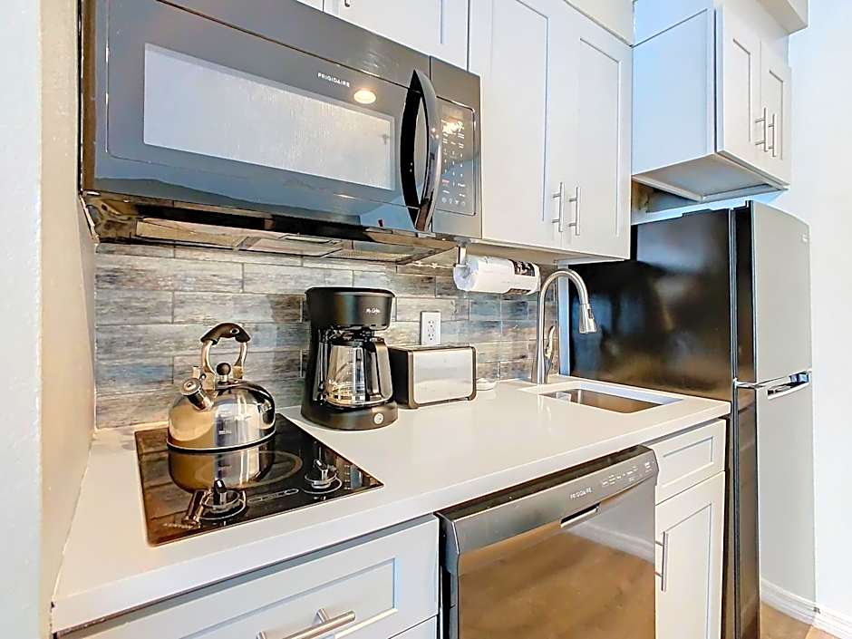 Be Our Guest! 1 Bedroom Condo Near Disney Parks!