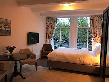 Junior Suite-Ensuite with Bath-Canal View