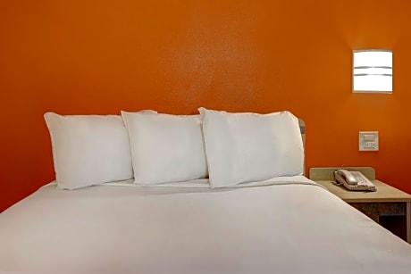 1 Queen Bed |