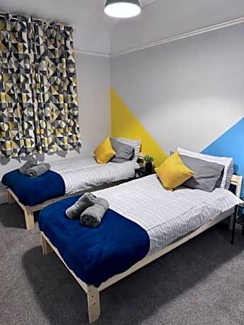 Salisbury - New 3br home, wifi, parking, sleeps 6, near Liverpool city centre