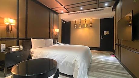 Deluxe Double Room (2 Adults + 1 Child) - Check-in after 20:00, check-out before 11:00