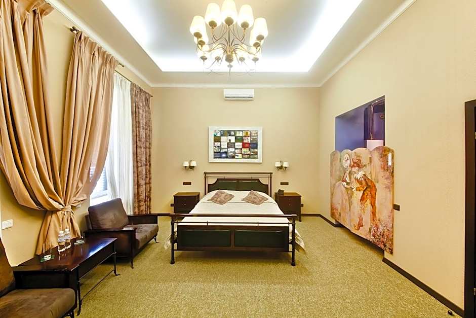 Frapolli Hotel on Deribasivska street