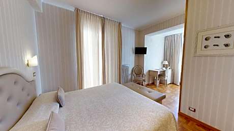 Double or Twin Room with Sea View and Beach Access