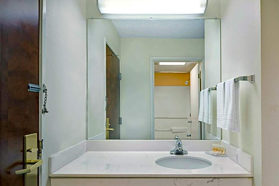 Days Inn by Wyndham Burlington East