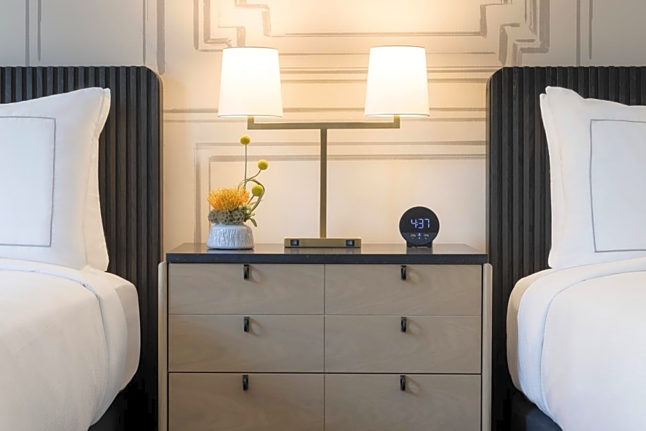 106 Jefferson Huntsville, Curio Collection by Hilton