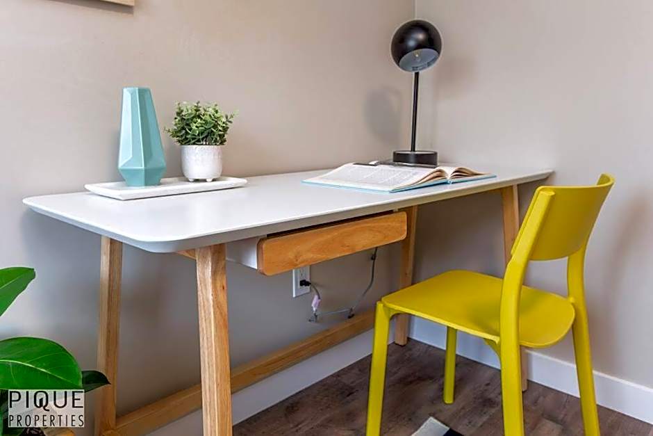 NEW, Euro-Style Suite, Whyte Avenue, AC, Netflix, Sleeps 6!