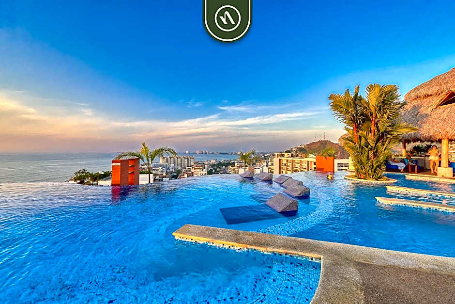 1 BR Condo - Amazing Sunsets Froom the Roof - Pool