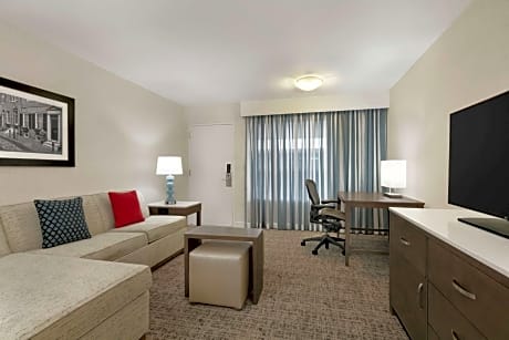  2 ROOM CORNER SUITE-1 KING BED-NONSMOKING - COMP MADE TO ORDER BRKFST-EVENING RECEPTION - LARGER SUITE-INCL WIFI-MICROWV-SOFABED-REFRIG -