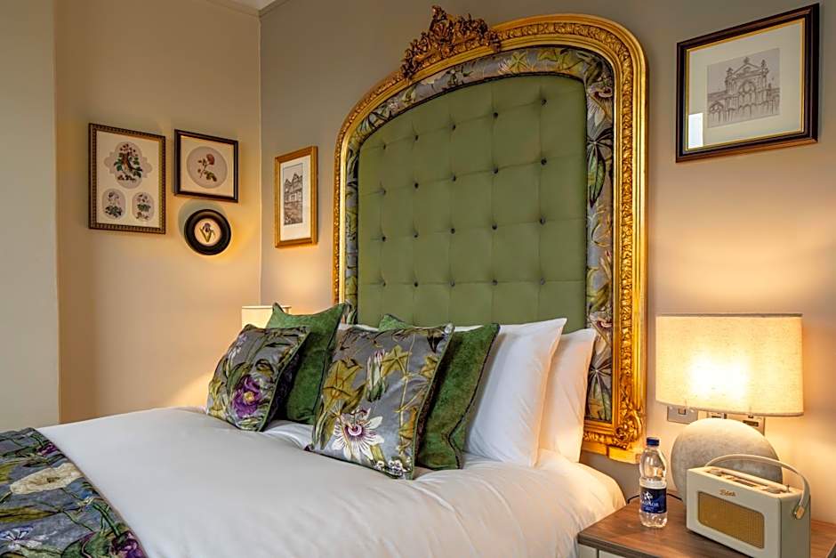 The Warwick Arms Hotel