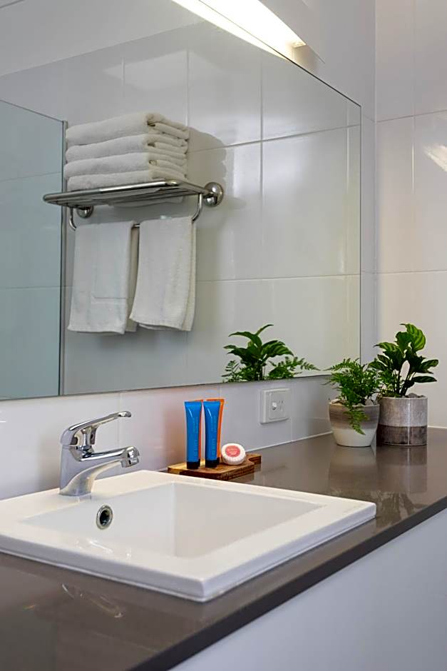 Coopers Colonial Motel