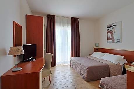 Triple Room with Balcony and Sea View