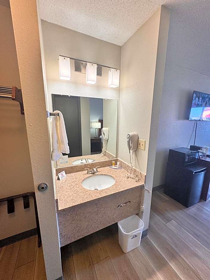 Days Inn by Wyndham Salina I-70