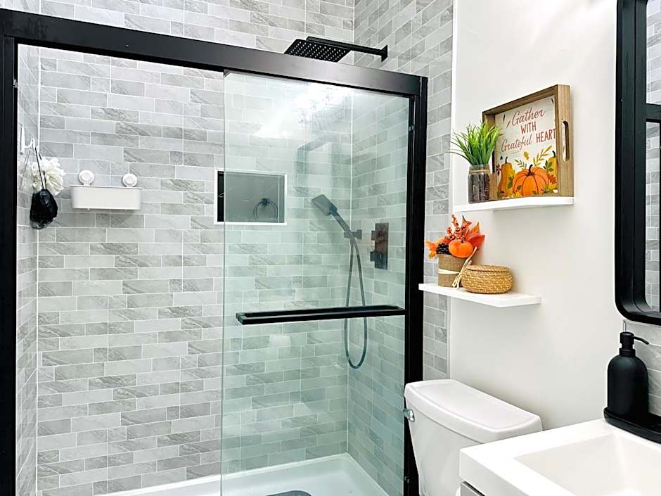 3BR Modern Home - Near SkyTrain - Free Parking & Pet Friendly