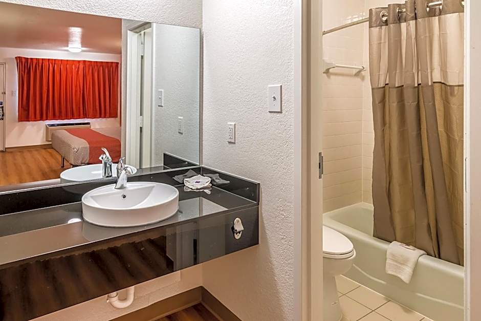 Motel 6-Arlington, TX - UTA