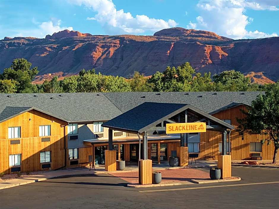 Slackline Moab, Outset Collection by Hilton