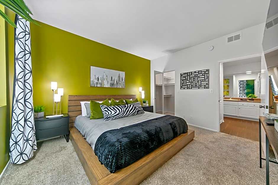 Beverly Hills Gem 1 BR Apt with Parking 218