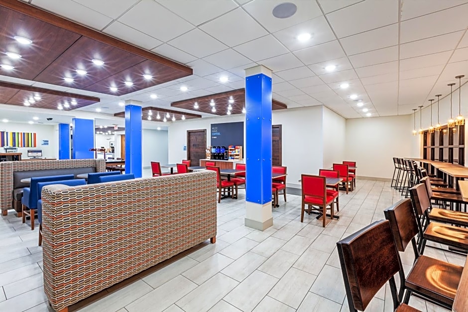 Holiday Inn Express & Suites Sealy By IHG