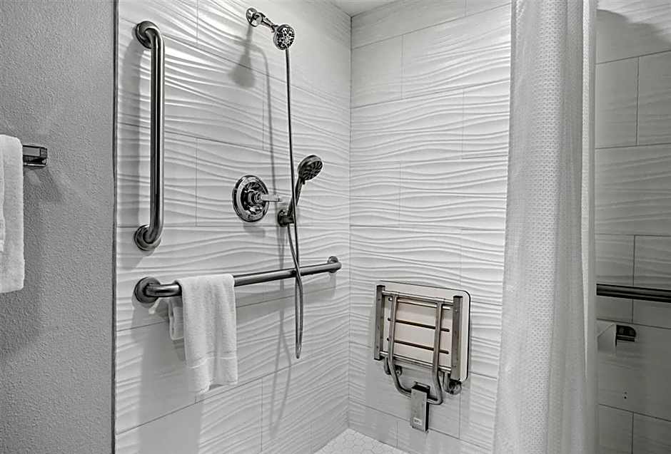 Photo 1 of 3 of 2 Queen Beds, Mobility Accessible, Grab Bars, Bathtub