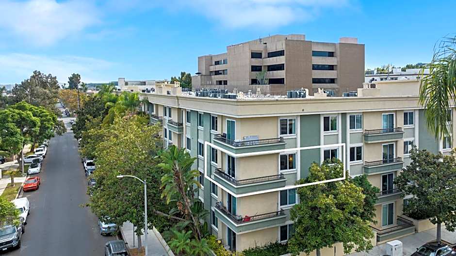 Beverly Hills Glamour Oasis 2 BR Apt with Parking 304