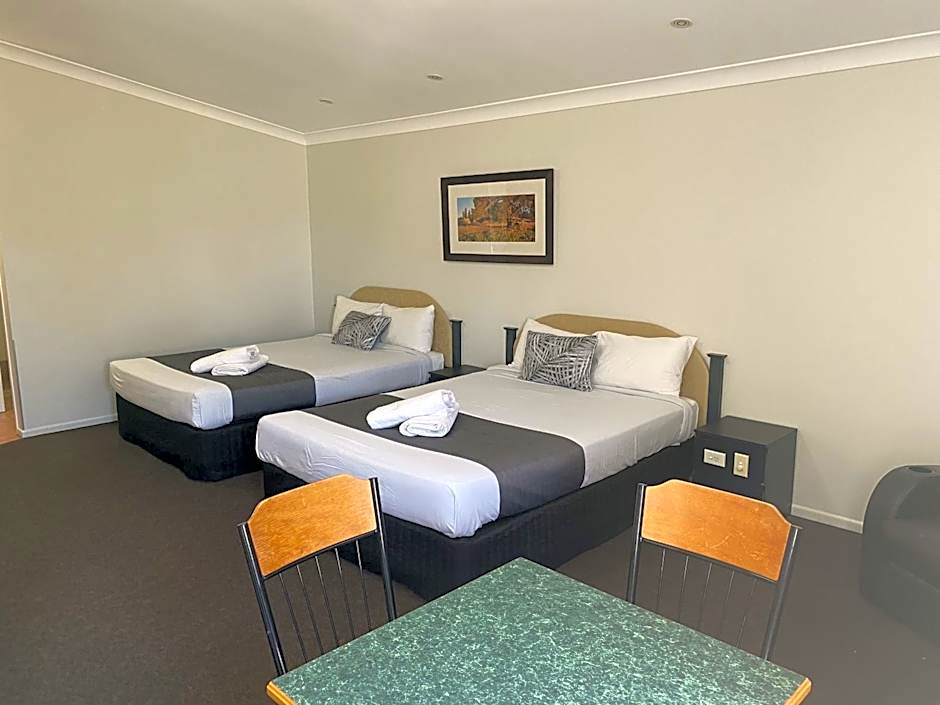 Emerald Explorers Inn