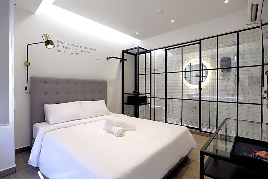 Z Hotel Ara Damansara, LRT, Mall, Airport