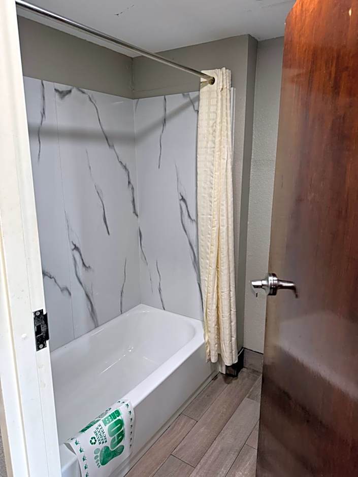 Nola Inn & Suites
