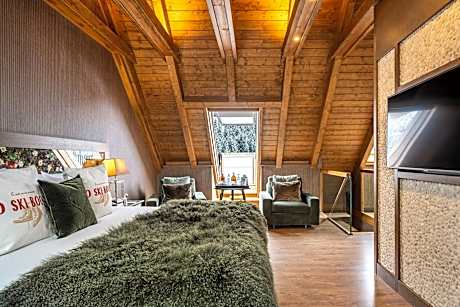Royal Suite, 3 adults (1 Queen Bed, 2 Twin Beds and 1 Double Sofa Bed)
