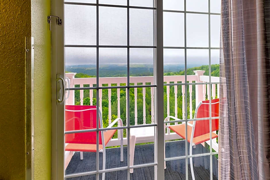 Holiday Inn Express & Suites Petoskey by IHG